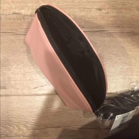 ❤️1 hr sale🎉Blush Cosmetic bag💄 - Picture 4 of 6